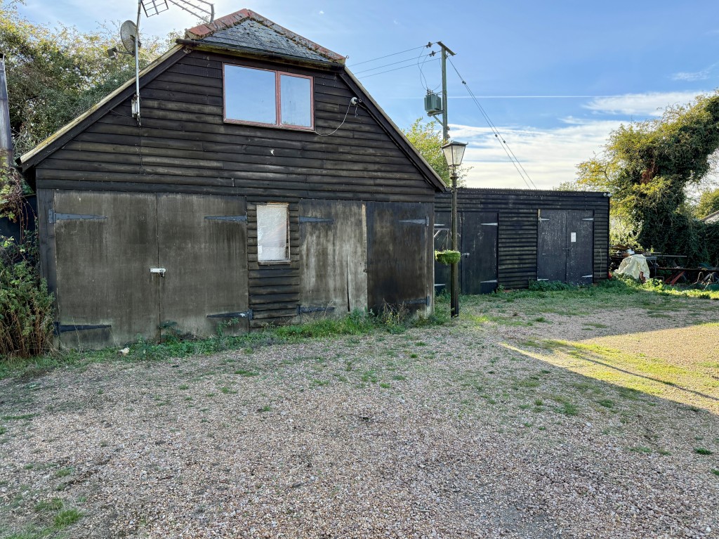 Lot: 103 - GRANARY AND OUTBUILDINGS ON APPROX 14 ACRES WITH FENCED PADDOCKS IN RURAL LOCATION - Annexe